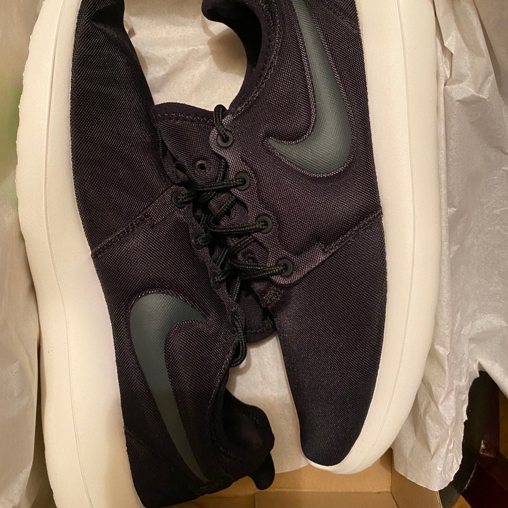Nike women’s Roche 2. New! black - anthracite sail